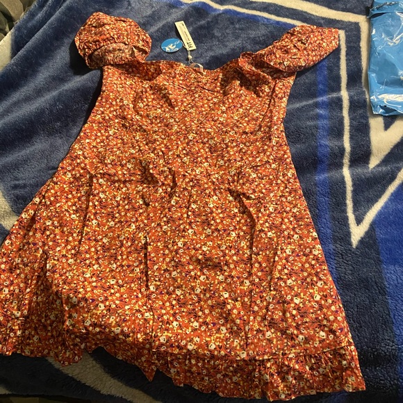 NWT Red Floral Puff Sleeve Dress - Medium - Picture 3 of 3